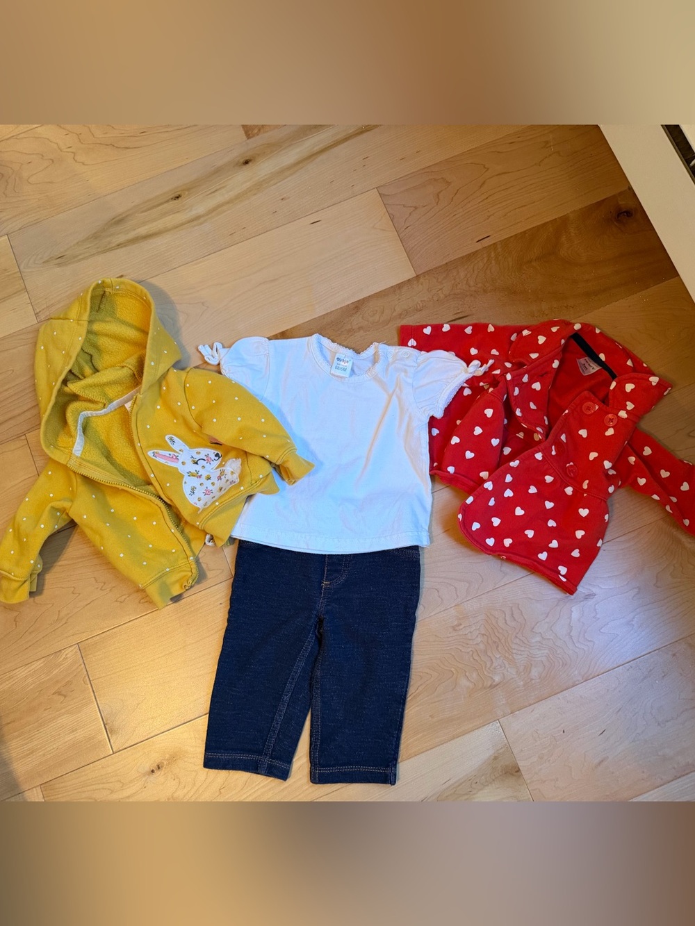 Carter's 4 pces cute set 3/6m. Like new condition
